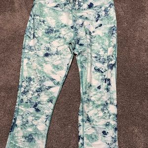 Zero capri leggings in blue/green swirl